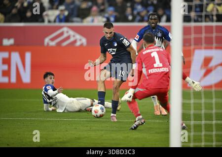 Torstoß Action Torchance Tim Lemperle TSG 1899 Hoffenheim (19) gegen Torhüter Daniel Heuer Fernandes Hamburger SV HSV (01) PreZero Arena, Sünden Stockfoto