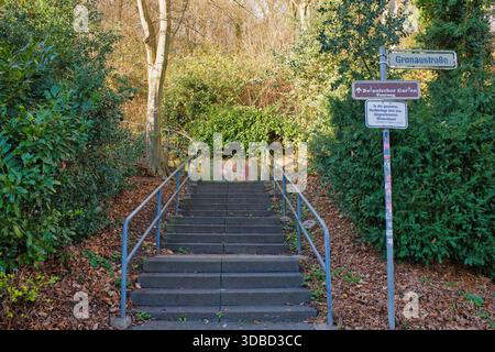 Treppe zum Botanischen Garten mit Wegweisern in Deutschland Stockfoto