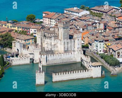 Aus der Vogelperspektive auf Castello Scaligero di Sirmione, Scaliger-Festung aus dem 13. Jahrhundert und befestigter Hafen am Gardasee in Sirmione. Stockfoto