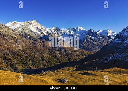 Schneebedeckte Berggipfel in den Walliser Alpen, Val d'Anniviers, Kanton Wallis, Schweiz Stockfoto