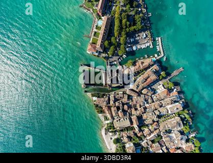 Luftaufnahme des Castello Scaligero aus dem 13. Jahrhundert und des befestigten Hafens auf der Halbinsel Sirmione, der in den Gardasee ragt. Stockfoto