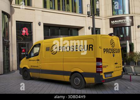 Außenansicht des gelben Prosegur Geldtransporters, Sicherheitsdienst, Logo, parkt vor dem Einkaufszentrum das Gerber, Apotheke, Restaurant Mauriti Stockfoto