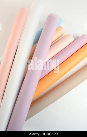 Gerollte Pastell-Verpackungspapiere in sanften Tönen von Flieder-Pfirsich-Beige-Rosa und Hellblau für Blumenverpackungen und kreative dekorative Zwecke. Stockfoto