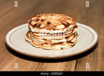 Schokoladen-Chips-Pfannkuchen auf einem Teller Stockfoto