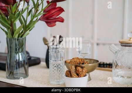 Gesundes Frühstück. Haferbrei-Schüssel. Transparentes Glas mit leckerem Vollkorn-Snack, reich an Proteinfasern, Kalziumblüten, auf Unschärfe gelegt. Stockfoto