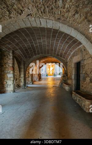 Überdachter Steinbogen und gewölbter Deckendurchgang im Dorf Peratallada, Girona, Katalonien Stockfoto