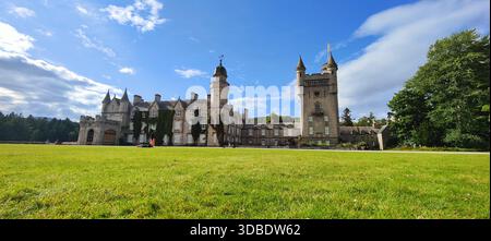 Ein Sommerblick auf das herrliche königliche Balmoral Castle in den schottischen Highlands, umgeben von atemberaubender Naturlandschaft und zeitloser Schönheit Stockfoto