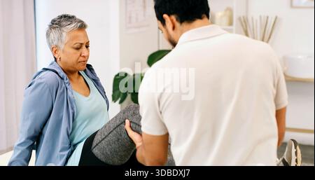 Physiotherapie, Beinstreckung oder Frau in der Klinik zur Beratung, Hilfe oder Rehabilitation. Gesundheitswesen, reifer Kunde oder Chiropraktiker im Zentrum Stockfoto