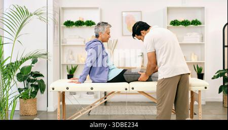 Physiotherapie, Beinuntersuchung oder Frau in der Klinik zur Beratung, Hilfe oder Mobilitätsdienst in der Rehabilitation. Gesundheitswesen, reif oder Chiropraktiker im Zentrum Stockfoto
