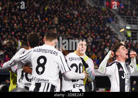 BOLOGNA, ITALIEN - 14. DEZEMBER: Juan Cabal vom Juventus FC feiert das erste Tor des Teams mit Kenan Yildiz vom Juventus FC, Teun Koopmeiners vom Juventus FC, Lois Openda vom Juventus FC und Francisco Conceicao vom Juventus FC während des Spiels der Serie A zwischen Bologna FC 1909 und Juventus FC im Renato Dall'Ara Stadion am 14. Dezember 2025 in Bologna, Italien. (Foto: Alberto Gandolfo/BSR Agency) Stockfoto
