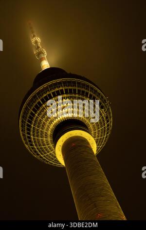 Berliner Fernsehturm leuchtet vor dem dunklen Nachthimmel, niedrige Blickwinkelaufnahme, Alexanderplatz, Deutschland Stockfoto