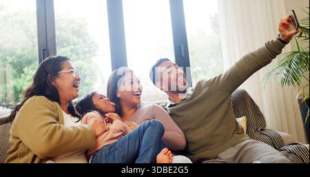 Heim, Großmutter und Eltern mit Kind, Selfie und Bindung im Wohnzimmer, glücklich und Erinnerung auf der Website. Lacht, Großeltern und Leute mit Mädchen Stockfoto