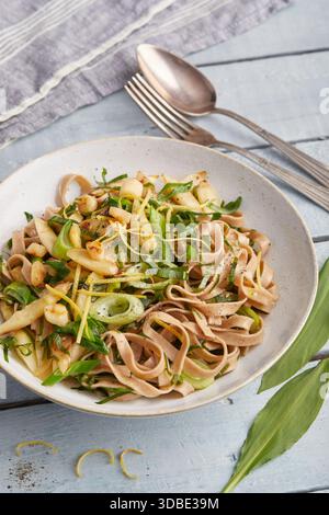 Nudeln mit wildem Knoblauch und Spargel Stockfoto
