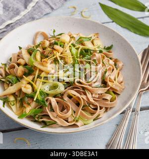 Nudeln mit wildem Knoblauch und Spargel Stockfoto