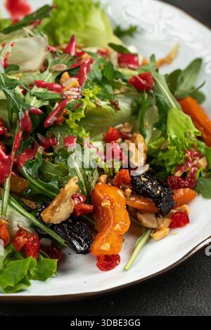 Frischer gemischter Salat mit Nüssen und Beeren Stockfoto