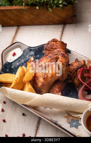 Gegrillte Hähnchenflügel mit Saucen Stockfoto