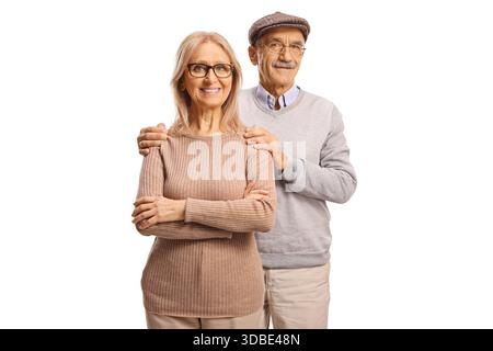 Lächelndes reifes Paar posiert in Umarmung isoliert auf weißem Hintergrund Stockfoto