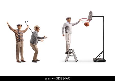 Gruppe von älteren Männern, die Basketball spielen, isoliert auf weißem Hintergrund Stockfoto