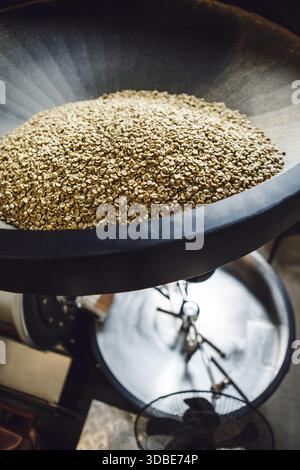 Draufsicht des untergetauchten Teils des Rösters mit Kaffeebohnen, die während der Vorbereitung des Röstens in die Kammer eintauchen können Stockfoto
