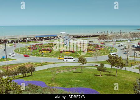 Eine Weitwinkelansicht eines Platzes in Trabzon City in der Türkei. Das Schwarze Meer ist am Horizont sichtbar. Stockfoto