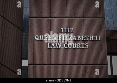 Eine allgemeine Ansicht des Liverpool Crown Court vor der Verurteilung von Paul Doyle wegen 31 Straftaten der schweren Verletzung von Menschen durch das Anstoßen von Fußballfans, die die Siegerparade von Liverpool am 26. Mai feierten. Doyle, 54, gab zu, gefährliches Fahren, Affray, 17 Anklagen wegen versuchten, ernsthaften Körperschaden (GBH) mit Absicht zu verursachen, neun Anklagen wegen Verursachung von GBH mit Absicht und drei Anschuldigungen wegen Verwundung mit Absicht. Bilddatum: Dienstag, 16. Dezember 2025. Stockfoto