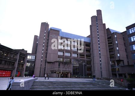 Eine allgemeine Ansicht des Liverpool Crown Court vor der Verurteilung von Paul Doyle wegen 31 Straftaten der schweren Verletzung von Menschen durch das Anstoßen von Fußballfans, die die Siegerparade von Liverpool am 26. Mai feierten. Doyle, 54, gab zu, gefährliches Fahren, Affray, 17 Anklagen wegen versuchten, ernsthaften Körperschaden (GBH) mit Absicht zu verursachen, neun Anklagen wegen Verursachung von GBH mit Absicht und drei Anschuldigungen wegen Verwundung mit Absicht. Bilddatum: Dienstag, 16. Dezember 2025. Stockfoto