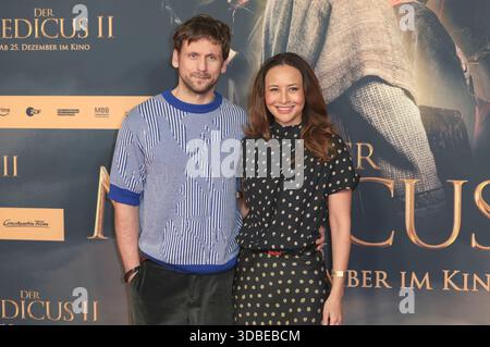 Steve Windolf und Sinta Weisz bei der Weltpremiere von 'der Medicus II / der Arzt II' im Cinedom. Köln, 15.12.2025 Stockfoto