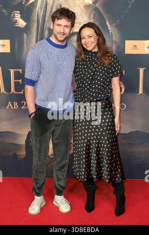 Steve Windolf und Sinta Weisz bei der Weltpremiere von 'der Medicus II / der Arzt II' im Cinedom. Köln, 15.12.2025 Stockfoto