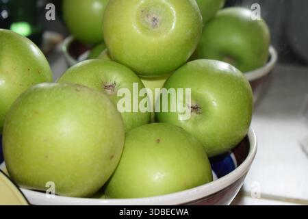 Äpfel in eine Schüssel geben Stockfoto