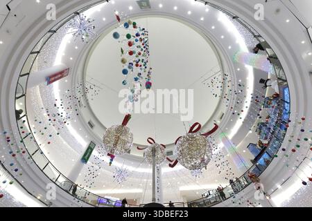Dublin, Irland - 12. Dezember 2025 - Weihnachtsdekoration an der Decke des Einkaufszentrums Jervis Street während des Aufbaus zu Weihnachten in Dublin Stockfoto