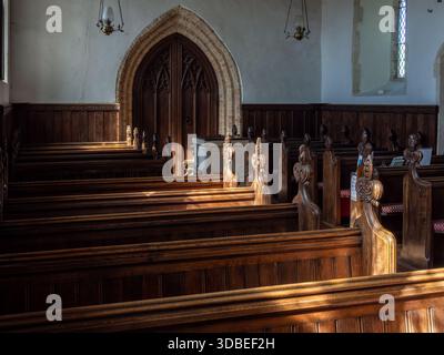 Das Innere der St. Mary's Church, Aldham, Suffolk mit historischem Kirchenschiff und traditionellen Holzbänken Stockfoto