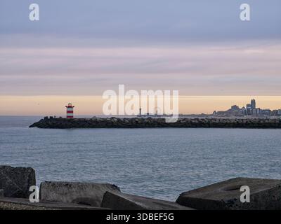 Blick vom südlichen Pier zum nördlichen Pier von Scheveningen, den Haag, Niederlande. Stockfoto