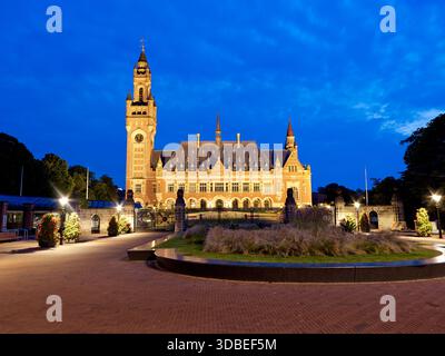Friedenspalast in den Haag, Niederlande am Abend. Stockfoto