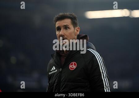 Fußball; Spieltag 16; 2. Bundesliga; Saison 2025/2026; Schalke 04 gegen den FC Nürnberg am 14.12.2025 in Gelsenkirchen. UBz: 99 Trainer Miroslav Klose, 1. FC Nürnberg. Stockfoto