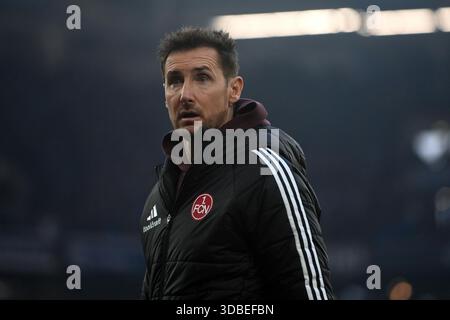 Fußball; Spieltag 16; 2. Bundesliga; Saison 2025/2026; Schalke 04 gegen den FC Nürnberg am 14.12.2025 in Gelsenkirchen. UBz: 99 Trainer Miroslav Klose, 1. FC Nürnberg. Stockfoto