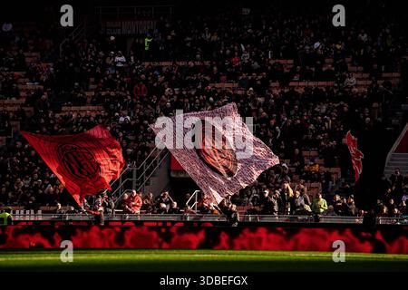 Mailand, Italien. Dezember 2025. AC Mailand Flagge während des Fußballspiels der Serie A zwischen Mailand und Sassuolo im San Siro Stadion in Mailand, Norditalien - Sonntag, 14. Dezember 2025. Sport - Fußball . (Foto: Marco Alpozzi/Lapresse) Credit: LaPresse/Alamy Live News Stockfoto