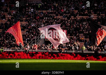 Mailand, Italien. Dezember 2025. AC Mailand Flagge während des Fußballspiels der Serie A zwischen Mailand und Sassuolo im San Siro Stadion in Mailand, Norditalien - Sonntag, 14. Dezember 2025. Sport - Fußball . (Foto: Marco Alpozzi/Lapresse) Credit: LaPresse/Alamy Live News Stockfoto