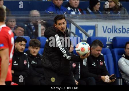 Fußball; Spieltag 16; 2. Bundesliga; Saison 2025/2026; Schalke 04 gegen den FC Nürnberg am 14.12.2025 in Gelsenkirchen. UBz: 99 Trainer Miroslav Klose, 1. FC Nürnberg. Fängt den Ball. Stockfoto