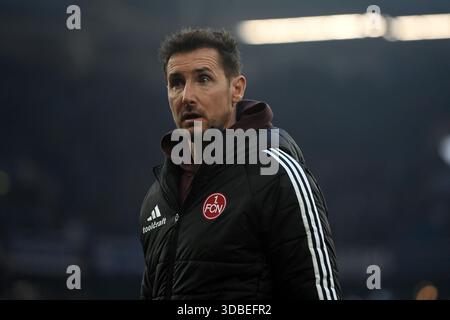 Fußball; Spieltag 16; 2. Bundesliga; Saison 2025/2026; Schalke 04 gegen den FC Nürnberg am 14.12.2025 in Gelsenkirchen. UBz: 99 Trainer Miroslav Klose, 1. FC Nürnberg. Stockfoto