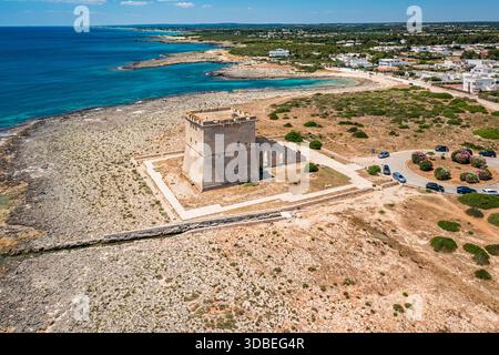 Blick aus der Vogelperspektive auf den historischen Torre Lapillo, wo das türkisfarbene Meer auf die zerklüftete Küste trifft, Torre Lapillo, Apulien, Italien. Stockfoto