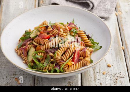 Nudelsalat mit Oliven und Rucola Stockfoto