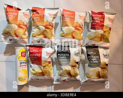 Verschiedene Kartoffelchips, die lokal in Singapur und Korea hergestellt werden. Geschmack umfasst Original, Chili, heiße und scharfe, schwarze Pfeffer. Stockfoto