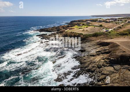 Aus der Vogelperspektive auf die zerklüftete Küste, wo das tiefblaue Meer auf die felsigen Küsten trifft, Sinemorets, Bulgarien. Stockfoto