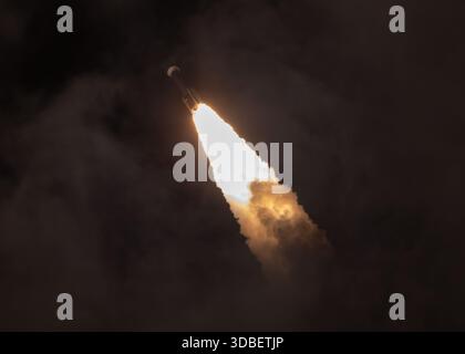 Cape Canaveral, USA. Dezember 2025. Nach einer Verzögerung von einem Tag war das Wetter 95% Go for Launch with Liftoff for ULA & Amazon Leo 4 LA-04 mit 27 Satelliten in die Umlaufbahn um 3:28 UHR 16 Dezember 2025 von SLC-41 Cape Canaveral Brevard County Florida USA. (Foto: Scott Schilke/SipaUSA) Credit: SIPA USA/Alamy Live News Stockfoto