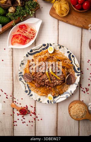 Traditionelles Pilaw mit Fleisch und Gemüse Stockfoto