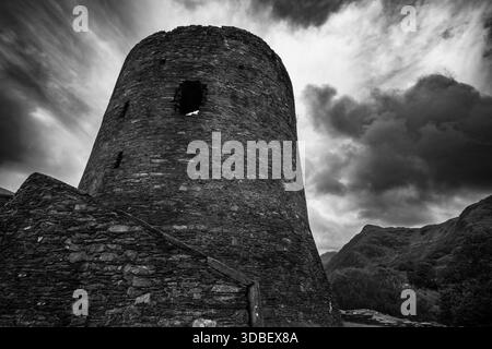 Dolbadarn Castle Turm erhebt sich unter dramatischen Wolken in Schwarz-weiß Stockfoto