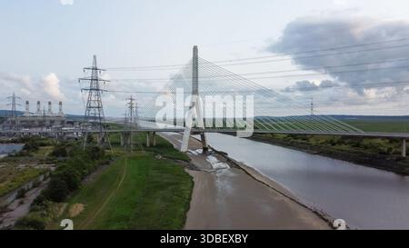 Aus der Vogelperspektive auf die Flintshire Bridge, die die Flussmündung des River Dee überspannt Stockfoto