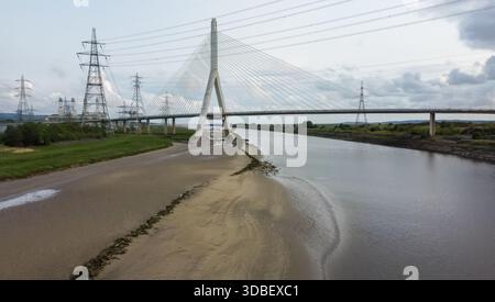 Aus der Vogelperspektive auf die Flintshire Bridge, die die Flussmündung des River Dee überspannt Stockfoto