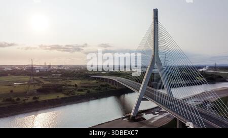 Aus der Vogelperspektive auf die Flintshire Bridge, die die Flussmündung des River Dee überspannt Stockfoto