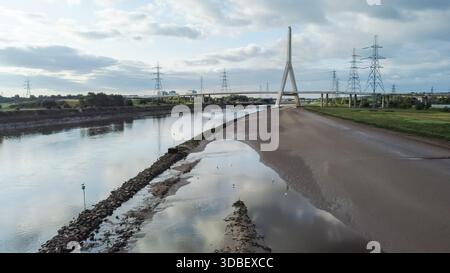 Aus der Vogelperspektive auf die Flintshire Bridge, die die Flussmündung des River Dee überspannt Stockfoto